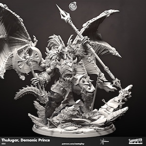 Puede incluir: Una miniatura detallada de un príncipe demoníaco, Thulugar, impresa en 3D, empuñando un hacha grande y una lanza. La miniatura está posada de pie sobre una base rocosa con un par de alas. La miniatura está soportada y lista para ser impresa.