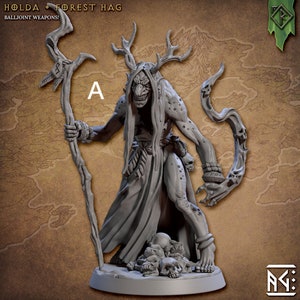 Peut inclure: Une figurine miniature en plastique gris d'une sorcière des bois avec des bois de cerf, une longue robe et un bâton. La sorcière se tient sur une base avec des crânes. Le texte "Holda + Forest Hag" et "Balljoint Weapons!" est visible en haut de l'image.