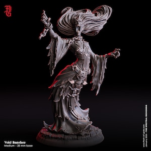 Puede incluir: Una figura en miniatura detallada de una banshee, un espíritu femenino del folclore, con el pelo largo y suelto y un vestido fluido y desgarrado. La figura está pintada en gris oscuro y está representada con los brazos extendidos, gritando con la boca abierta. La figura está de pie sobre una base redonda.
