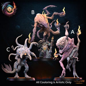 以下が含まれることがあります： 詳細なデザインのファンタジーミニチュアフィギュア3体。フィギュアAはピンクとグレーで炎のアクセント付き。フィギュアBは茶色とオレンジで複数の腕があります。フィギュアCはグレーで触手があります。「All Coloring is Artistic Only」のテキストが下にあります。