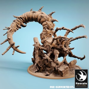 Puede incluir: Un modelo impreso en 3D de una criatura monstruosa con un cuerpo largo y segmentado, múltiples patas y una cabeza puntiaguda y afilada. La criatura está en una postura amenazante, con las garras extendidas y la boca abierta. El modelo está impreso en color marrón claro y se coloca sobre una base de material rugoso y texturizado. El modelo está etiquetado como "PRE-SUPPORTED STL" y "Rescale Miniatures".