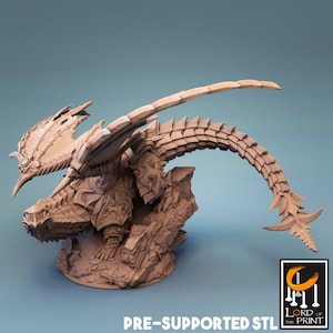 Puede incluir: Una miniatura de un dragón impresa en 3D con un cuerpo y alas detallados y escamosos. El dragón está en posición agachada con su cola enroscada alrededor de su cuerpo. La miniatura está impresa en color marrón claro y está lista para ser pintada.