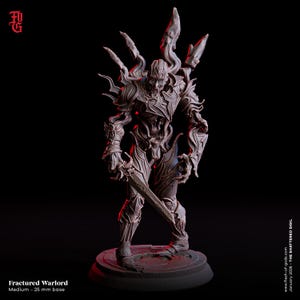 Könnte beinhalten: Detaillierte, grau getönte Figur eines Fractured Warlord, der ein Schwert hält. Die Figur steht auf einer 25 mm Basis. Die Skulptur hat eine aufwendige Rüstung und ein stilisiertes Design. Der Hintergrund ist schwarz.