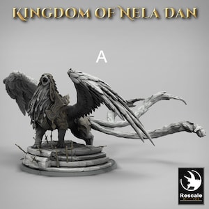 Puede incluir: Una estatua de león alado gris con una melena larga y fluida y un pecho acorazado detallado. La estatua está posada con las alas extendidas y la cabeza echada hacia atrás en un rugido. La estatua está de pie sobre una base de piedra con un borde roto e irregular.