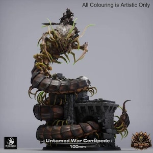 以下が含まれることがあります： Untamed War Centipedeの詳細なミニチュア。セグメント化された体と複数の脚を持つファンタジーの生き物。モデルは茶色とタン色で、緑色のアクセントがあり、石造りの構造に取り付けられています。「All Colouring is Artistic Only」というテキストが表示されます。