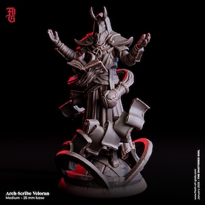 Puede incluir: Una detallada figura gris del Arch-Scribe Veloran, con una base de 25 mm. La figura está posando con los brazos levantados, sosteniendo un libro y pergaminos. La base tiene un diseño decorativo. El texto "Arch-Scribe Veloran" es visible.
