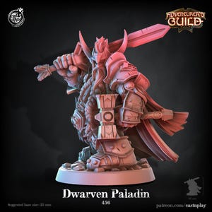 Puede incluir: Una figura en miniatura detallada de un paladín enano, pintada en tonos grises y rojos. El paladín sostiene un gran martillo en una mano y una espada en la otra. La figura está de pie sobre una base circular y está lista para juegos de mesa.