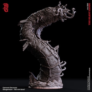 Puede incluir: Una miniatura detallada, impresa en 3D, de color gris, de una criatura monstruosa con forma de gusano, con múltiples apéndices y una superficie texturizada. La criatura está en una posición enroscada, con la cabeza levantada y la boca abierta. La miniatura está etiquetada como "Caravan Devourer (Gargantuan - 100 mm base)" y "The Silent Sands".