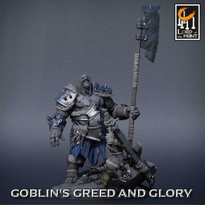 Puede incluir: Una figura en miniatura gris y detallada de un gran goblin armado que sostiene un hacha grande. El goblin lleva una capa con capucha, una cota de malla y un cinturón de cuero. El goblin está de pie sobre una base con una figura de goblin más pequeña a sus pies. El texto "Goblin's Greed and Glory" está impreso debajo de la figura.