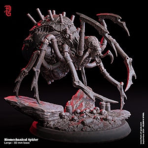 Puede incluir: Escultura detallada de araña biomecánica gris con base de 50 mm. La araña presenta un cuerpo segmentado, múltiples patas con garras afiladas y una cabeza con dientes expuestos. La escultura descansa sobre una base con calaveras y elementos industriales.