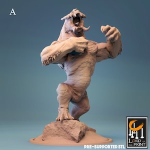 Op de afbeelding: Een 3D-geprint miniatuur van een monsterlijk wezen met een grommende uitdrukking, staand op een rotsachtige basis. Het wezen heeft een gespierde bouw, scherpe klauwen en een woest uiterlijk. Het miniatuur is vooraf ondersteund en klaar om te worden afgedrukt.