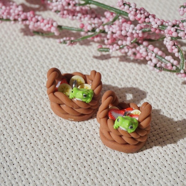 Corbeilles de fruits de grenouille - bijoux cottagecore - boucles d’oreilles ou breloque - boucles d’oreilles en argile polymère faites à la main et charme