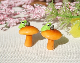 Rana en aretes de hongos (estilo # 2) - pendientes o dije- joyería de hongos de arcilla polimérica hecha a mano- pendientes cottagecore