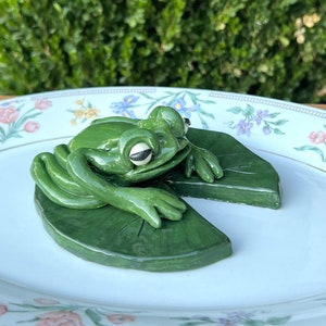 Frosch auf Seerosenblatt Räuchergefäß / Skulptur - handmodellierte Keramikkunst