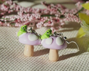 Rana púrpura en aretes de hongos- pendientes o amuleto- joyería de hongos de arcilla polimérica hecha a mano- pendientes cottagecore
