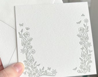 Tarjeta con diseño floral impreso en tipografía: diseño de mariposa sobre papel de algodón