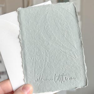 Cartão de boas-vindas pequeno, com balão de ar quente, cartão para recém-nascido, cartão impresso em tipografia, borda irregular, papel verde sálvia feito à mão