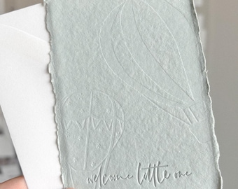 Tarjeta para recién nacido con impresión tipográfica: globo aerostático verde salvia, borde desbarbado