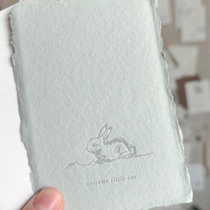 Carte de vœux de bienvenue aux tout-petits, avec un bébé lapin... ! nouvelle carte de bébé, carte imprimée en typographie, bords frangés, papier fait main vert sauge