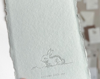 Tarjeta tipográfica Baby Bunny: papel hecho a mano verde salvia, bordes barbados