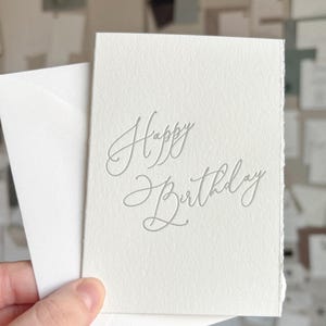 Carte typographique joyeux anniversaire, carte d'anniversaire, carte imprimée typographique, bord frangé, encre vert sauge