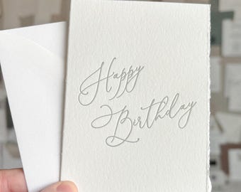 Tarjeta de feliz cumpleaños impresa en tinta verde salvia, borde barbado