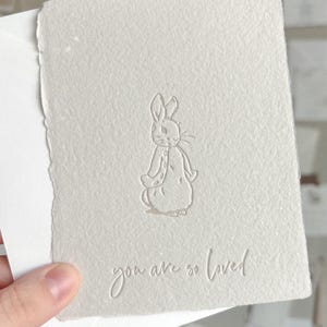 Peter Hase “Du bist so geliebt” Baby Karte auf handgeschöpftem Papier, Glückwunschkarte, neue Baby Karte, neue Mutter Karte