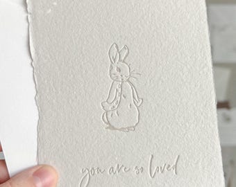 Tarjeta de bebé de Peter Rabbit impresa en tipografía, papel de lana hecho a mano.