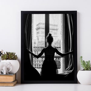 Mädchen in Paris Fensterbild. Fotografie Poster. Schöne Orte Dekor.