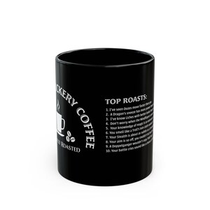 Può includere: Tazza da caffè in ceramica nera con la scritta "Hickery Coffee" e "Top Roasts" stampata in bianco. La tazza presenta una grafica a tazza di caffè e fagioli. Il testo include un elenco di affermazioni umoristiche.