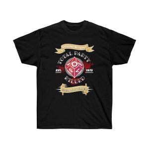 Könnte beinhalten: Schwarzes T-Shirt mit einem grafischen Design, das einen rot-weißen Würfel, den Text "TOTAL PARTY KILLED" und den Satz "SESSIONS WITHOUT" zeigt. Das Shirt enthält auch das Jahr "1973" und den Text "EST."