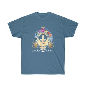 Könnte beinhalten: Ein blaues T-Shirt mit einem Dungeons & Dragons-Motiv. Das Motiv zeigt ein Schwert, eine Krone, Flügel und Würfel. Der Text auf dem Motiv lautet "Let the good times roll" und "Dungeons & Dragons".