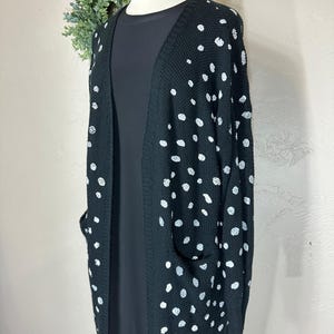 Umgee ブラックとホワイトのハンドスタンプ入りロングオープンフロントカーディガンセーター ポケット付き