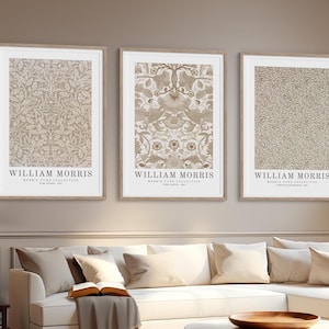 Pode incluir: Três impressões emolduradas com padrões florais bege e branco. Cada impressão apresenta o texto "William Morris" e "Morris & Co. Collection".