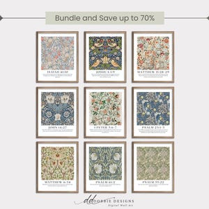 Puede incluir: Nueve impresiones artísticas florales enmarcadas con versículos bíblicos. Las impresiones presentan varios patrones florales coloridos en tonos de azul, verde y melocotón. Cada impresión tiene un marco de madera y una referencia de escritura en la parte inferior.