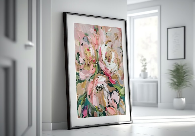 以下が含まれることがあります： ピンク、白、金色の花と緑の葉のブーケを描いた、額縁に入った抽象画。絵画は、筆触によるテクスチャ効果が施されています。
