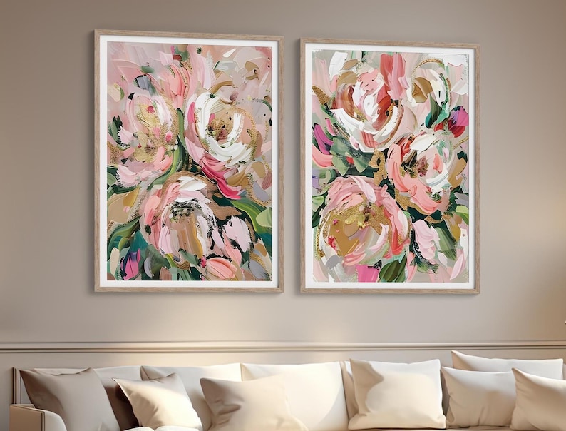 以下が含まれることがあります： ピンク、白、金の花が緑色の背景に描かれた、額縁に入った抽象的な花の絵画が2点です。