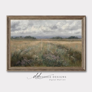 Könnte beinhalten: Gerahmter digitaler Wandkunstdruck mit einer pastoralen Landschaft mit einem Feld aus hohem Gras und Wildblumen unter einem bewölkten Himmel. Der Text "The Lord is my shepherd; I shall not want" steht oben. Das Kunstwerk ist mit "DOBBIE DESIGNS" signiert.
