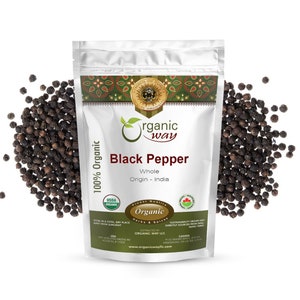 Puede incluir: Una bolsa plateada con una etiqueta blanca que dice "Organic Way Black Pepper Whole Origin - India". La bolsa est&aacute; llena de granos de pimienta negra. La etiqueta tambi&eacute;n incluye el sello USDA Organic y un logotipo de "Finest Quality Organic Herbs & Spices".