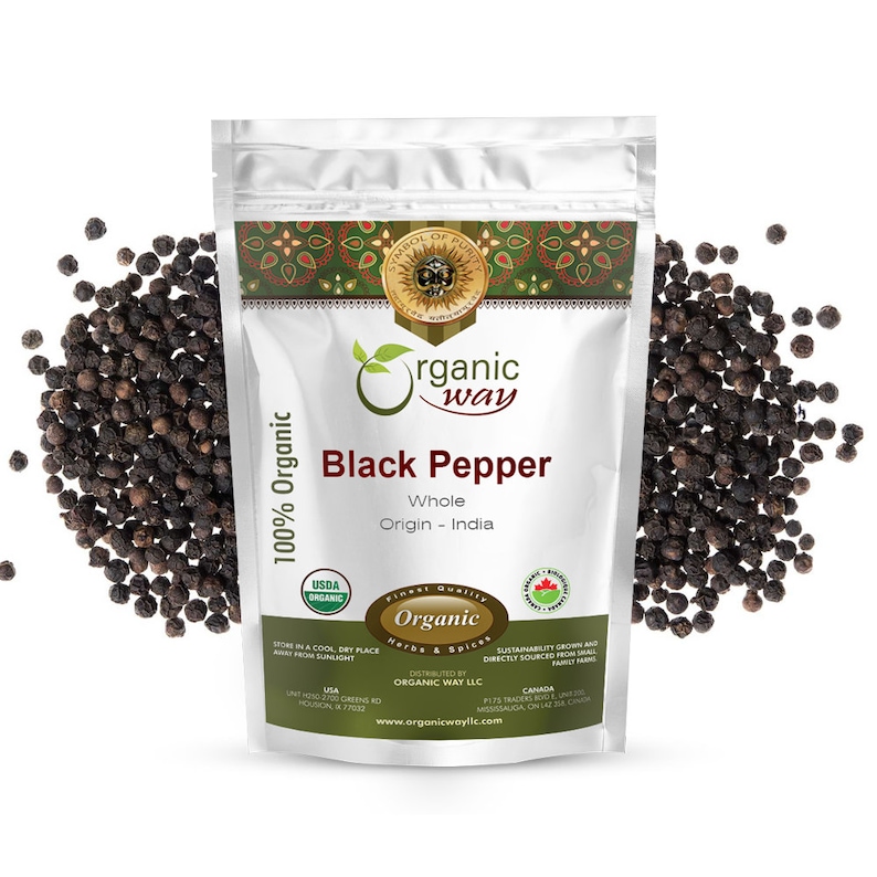 Puede incluir: Una bolsa plateada con una etiqueta blanca que dice "Organic Way Black Pepper Whole Origin - India". La bolsa est&aacute; llena de granos de pimienta negra. La etiqueta tambi&eacute;n incluye el sello USDA Organic y un logotipo de "Finest Quality Organic Herbs & Spices".