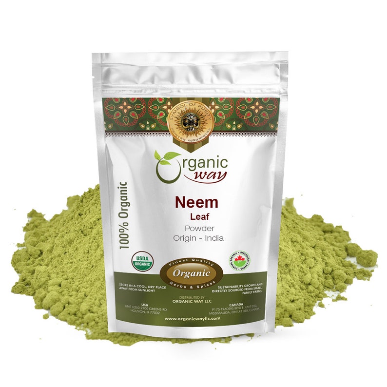 Peut inclure: Une pochette argent&eacute;e avec une &eacute;tiquette blanche qui indique "Organic Way Neem Leaf Powder Origin - India". La pochette est pos&eacute;e sur un tas de poudre verte. L'&eacute;tiquette comprend &eacute;galement les certifications USDA Organic et Canada Organic.