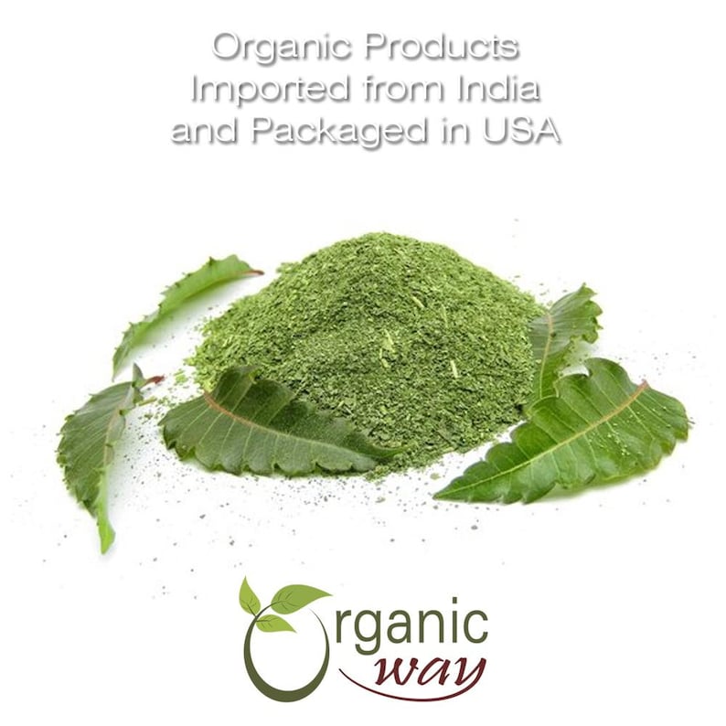 Peut inclure: Un tas de poudre de neem verte avec des feuilles de neem sur un fond blanc. Le texte "Organic Products Imported from India and Packaged in USA" est en haut de l'image. Le texte "organic way" est en bas de l'image.