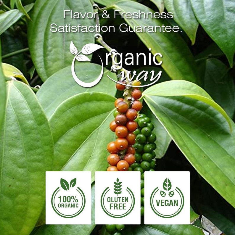 Puede incluir: Primer plano de una planta de pimienta verde con granos de pimienta maduros. La planta est&aacute; etiquetada como "organic way" y tiene tres etiquetas: "100% organic", "gluten free" y "vegan".