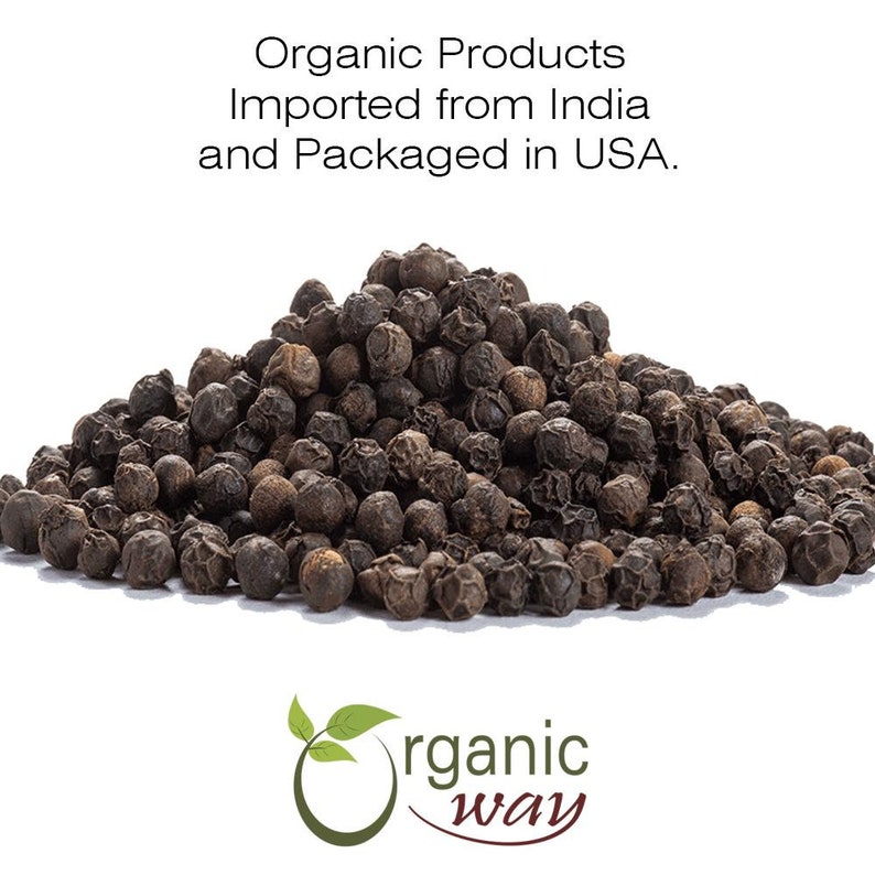 Puede incluir: Primer plano de un mont&oacute;n de granos de pimienta negra. Los granos de pimienta son org&aacute;nicos e importados de la India. El texto "Organic Products Imported from India and Packaged in USA." est&aacute; en la parte superior de la imagen. El texto "organic way" est&aacute; en la parte inferior de la imagen.