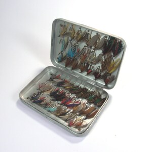 Boîte à Mouches Richard Wheatley En Aluminium Avec 44 Mouches - Superbe Pour La Pêche à La Mouche Vintage