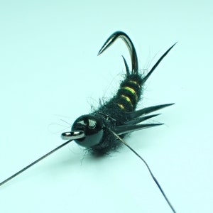 Ninfa de mosca de piedra negra, acanalada, color cobre y chartreuse. Ninfa con peso sin rebaba. Patrón ideal para imitar ninfas de mosca del salmón. Un regalo para pescadores con mosca.