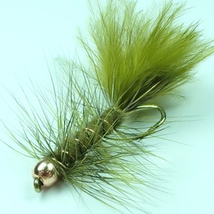 Puede incluir: Primer plano de una mosca de pesca hecha a mano. La mosca presenta una cabeza de cuentas de color cobre, un cuerpo envuelto con alambre de cobre y plumas y fibras de color verde oliva. El anzuelo es de color plateado.