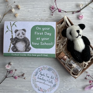 Cadeau pour la rentrée des classes, La rentrée des classes, Déménagement d'une école, Porte-bonheur, Poupée inquiète, Angoisse de l'enfant, Couette, Câlin de poche.