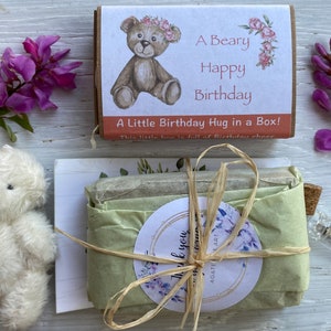 Een gelukkige verjaardag Beary, kleine beer in een doos, brievenbuscadeau, alternatieve verjaardagskaart, blije post, cadeau voor haar, luciferdoosje,