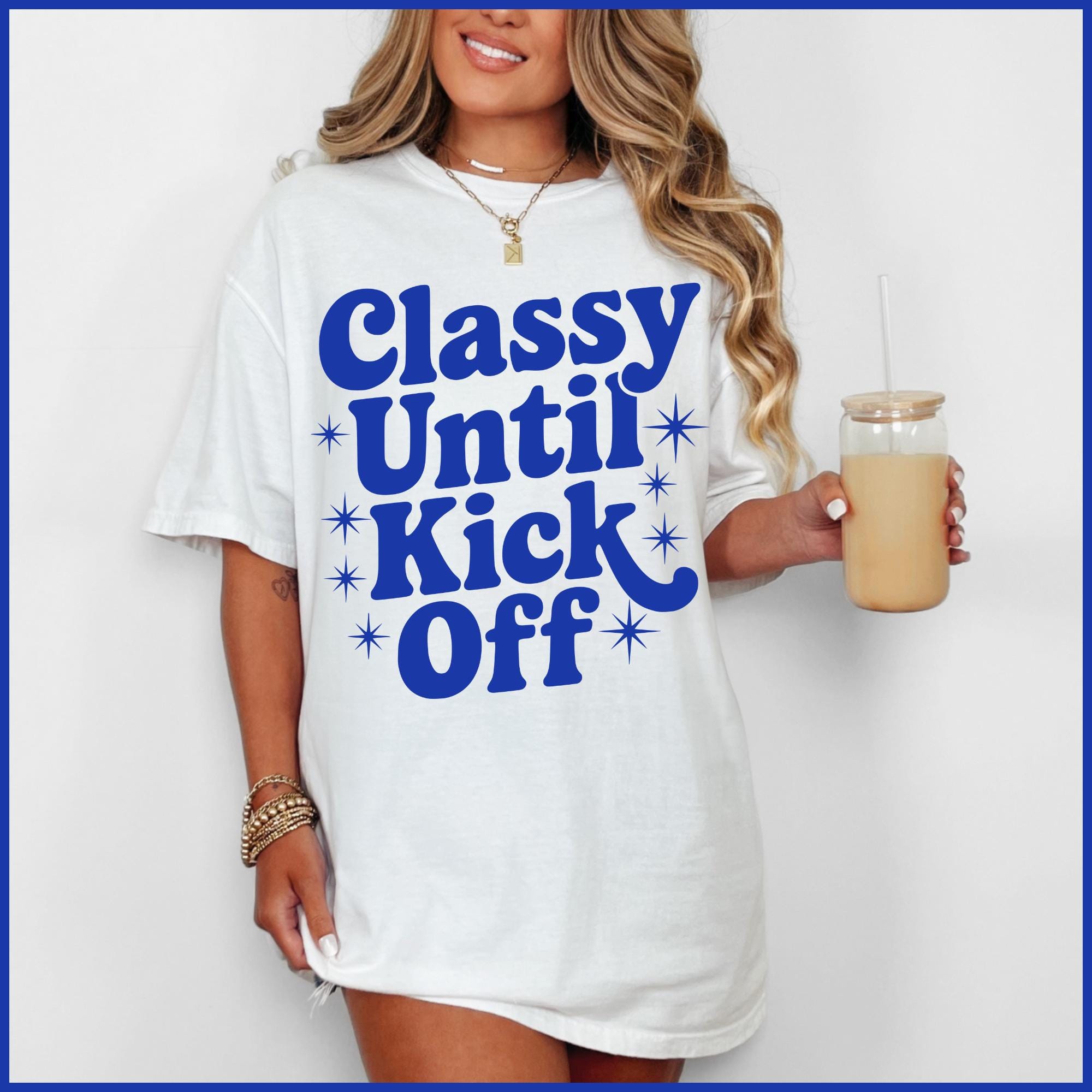 キックオフまで快適な上品なカラーTシャツ、青と白のフットボール